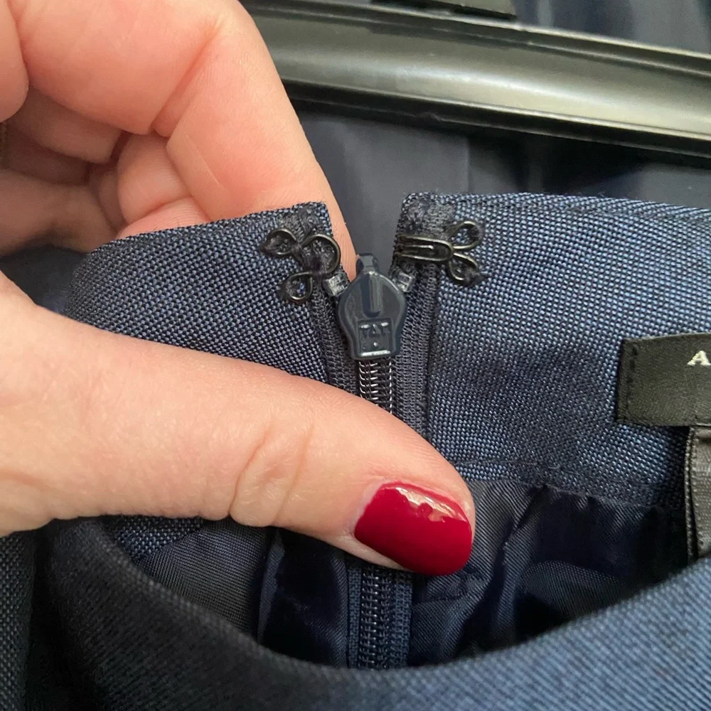 Ann Taylor navy skirt suit 0P - Picture 4 of 9